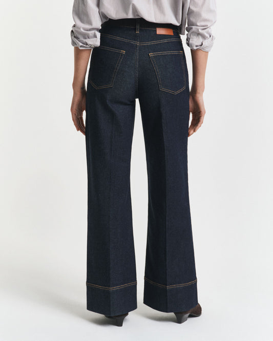 Weite Jeans mit ausgestelltem Bein und Bundfalten